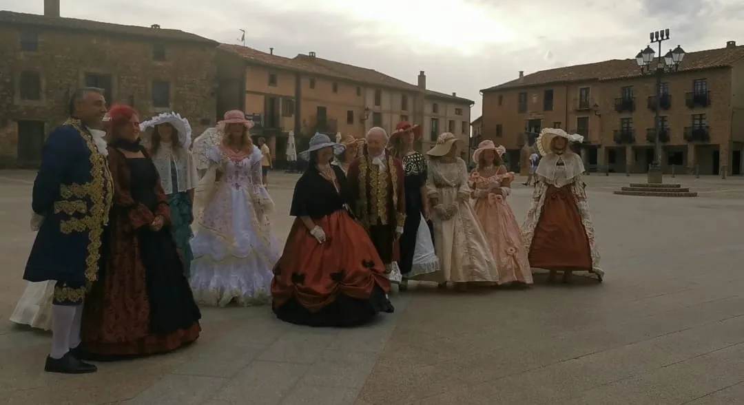 Performance de El Romanticismo en la Plaza Mayor de Medinaceli